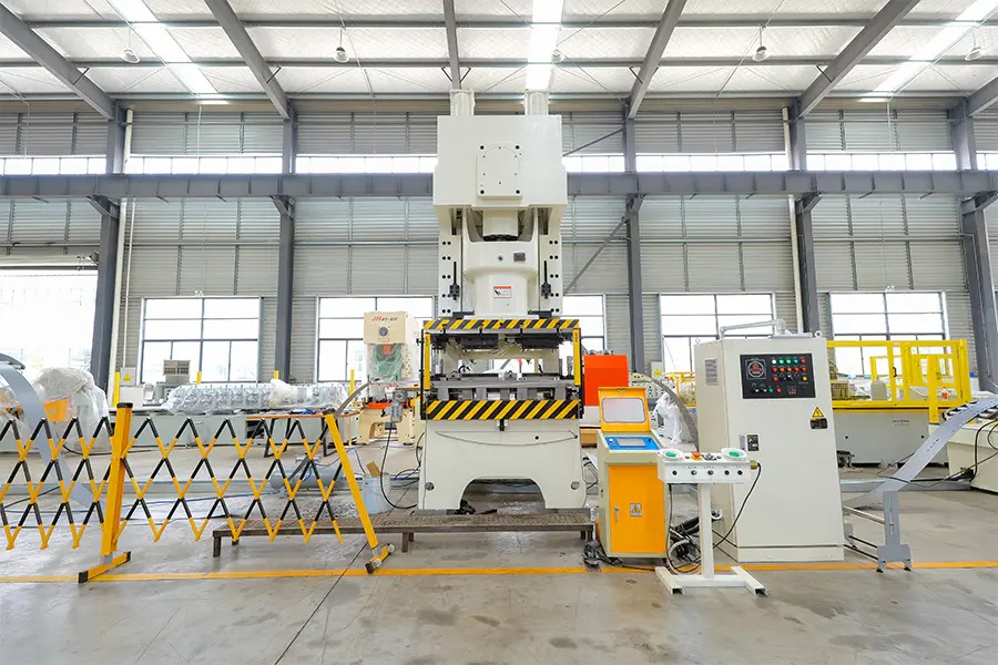 Apa keunggulan mesin roll forming saluran penyangga yang sepenuhnya otomatis dibandingkan mesin semi-otomatis?